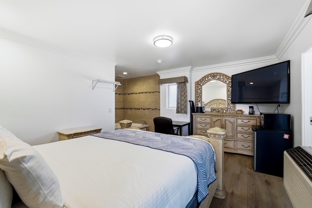 Renovated, Suite, King Bed, Hot Tub