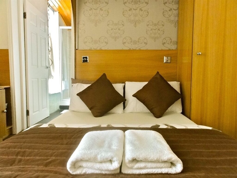 Skylark B &amp; B 14/57