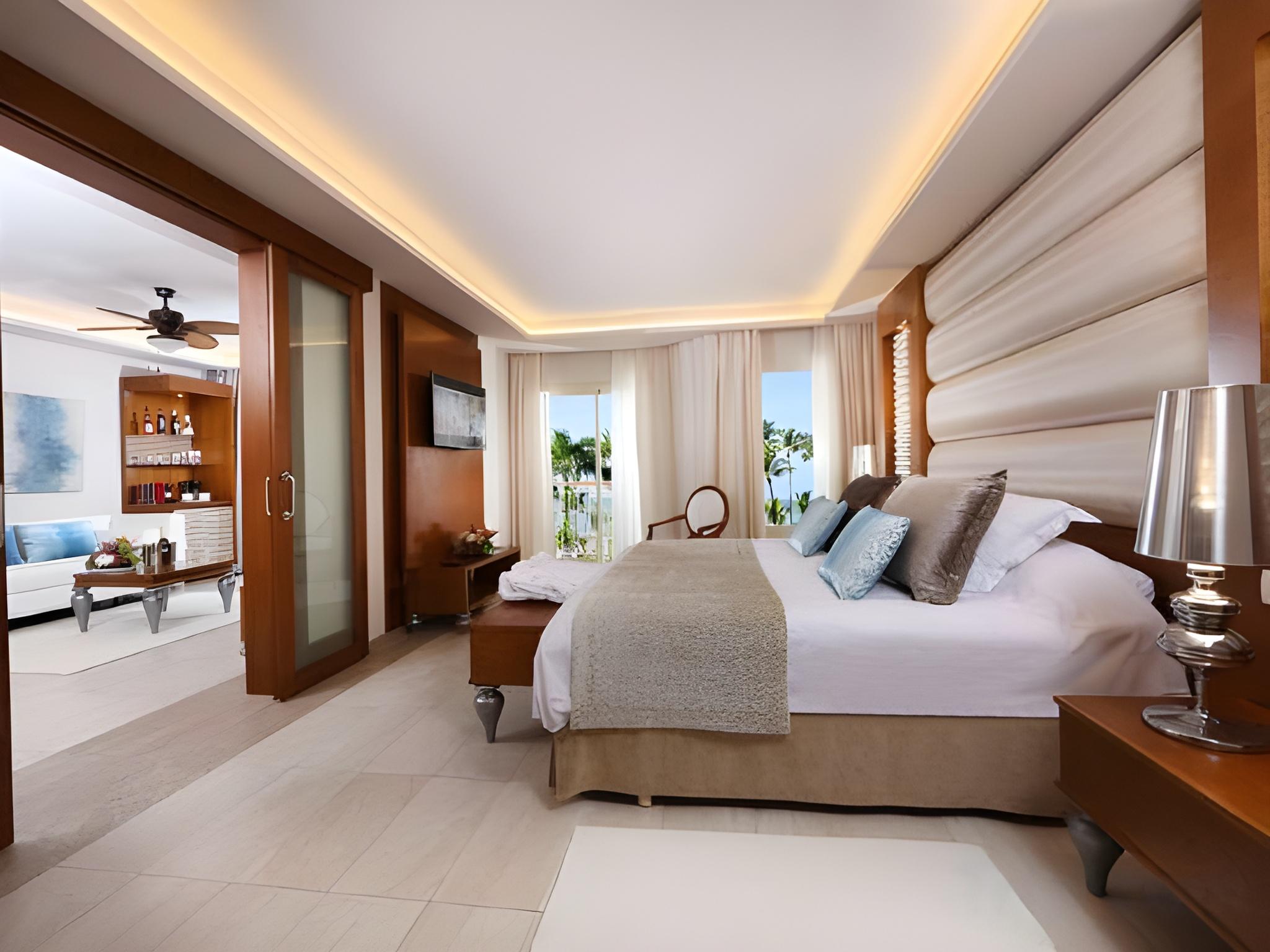 Swim Up, Suite, 1 King and 2 Queen Beds, Outdoor Jetted Tub
