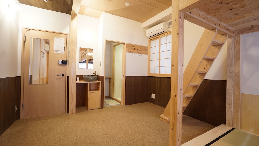 Poly Hostel 2 Namba 31/38