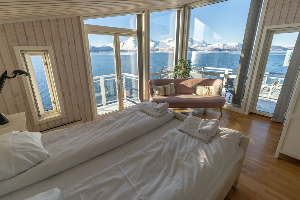 3 Bedrooms, Rorbu, Premium, 1 Queen and 1 Single Bed, Sea View