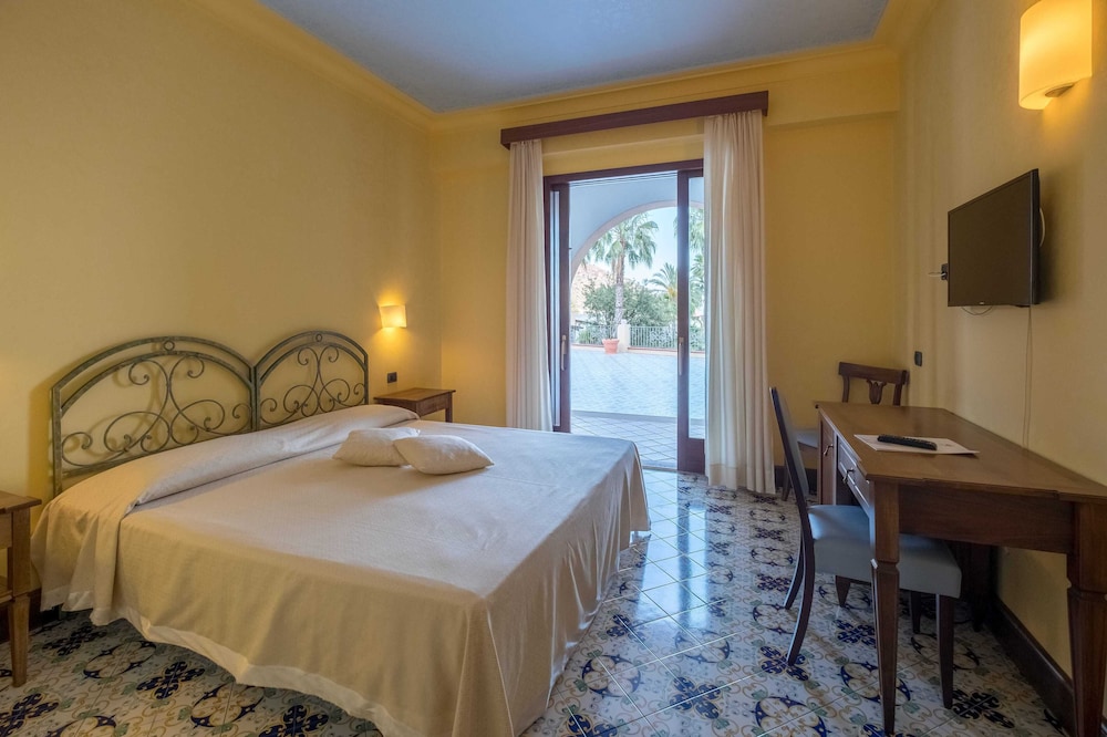 ROOM, SINGLE, DOUBLE BED