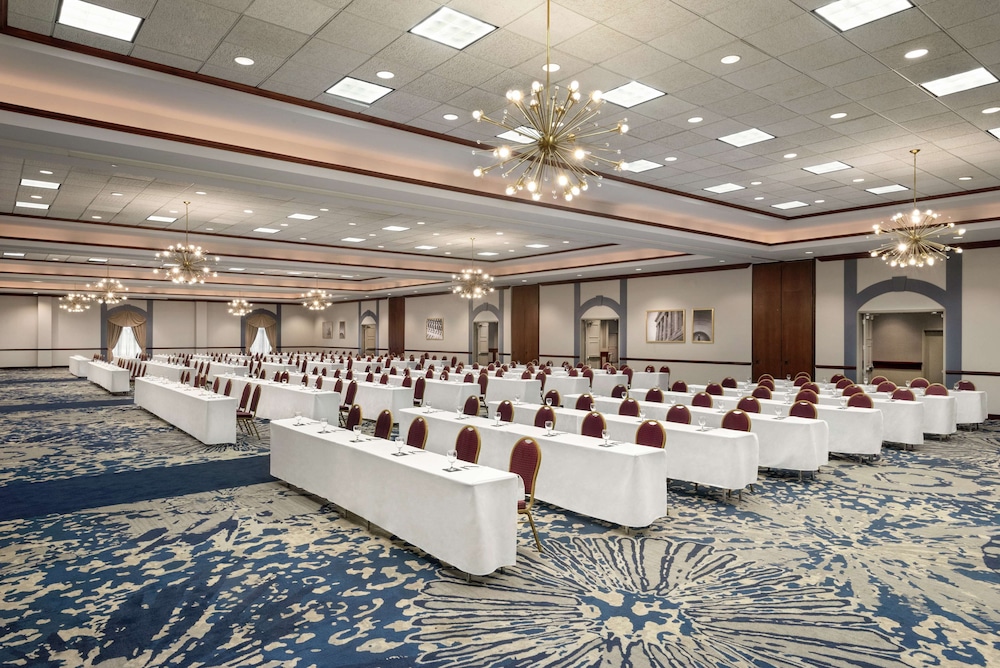 Embassy Suites by Hilton Cleveland Rockside 30/33