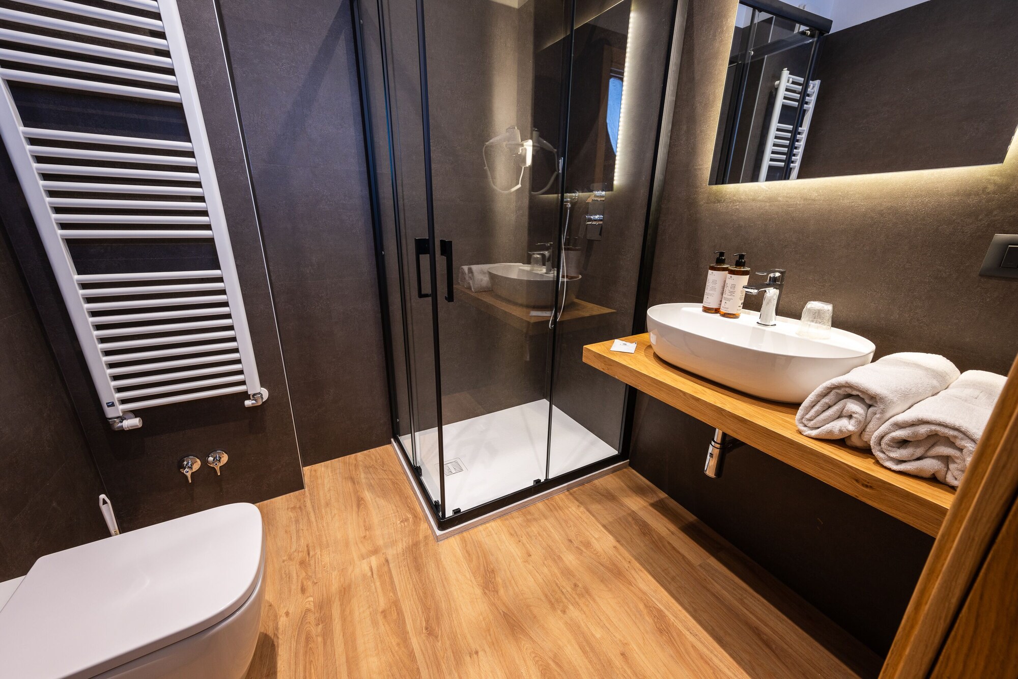 2 Bedrooms, Tower, Junior, 2 Double Beds, Bunk Bed، Hotel Iris 10/10