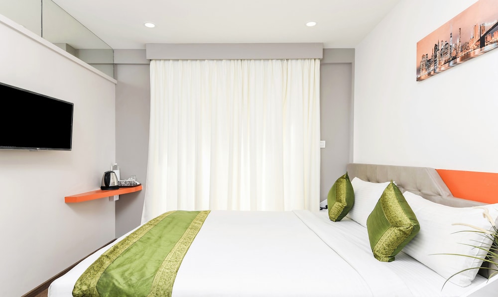 STANDARD, QUEEN BED, CITY VIEW