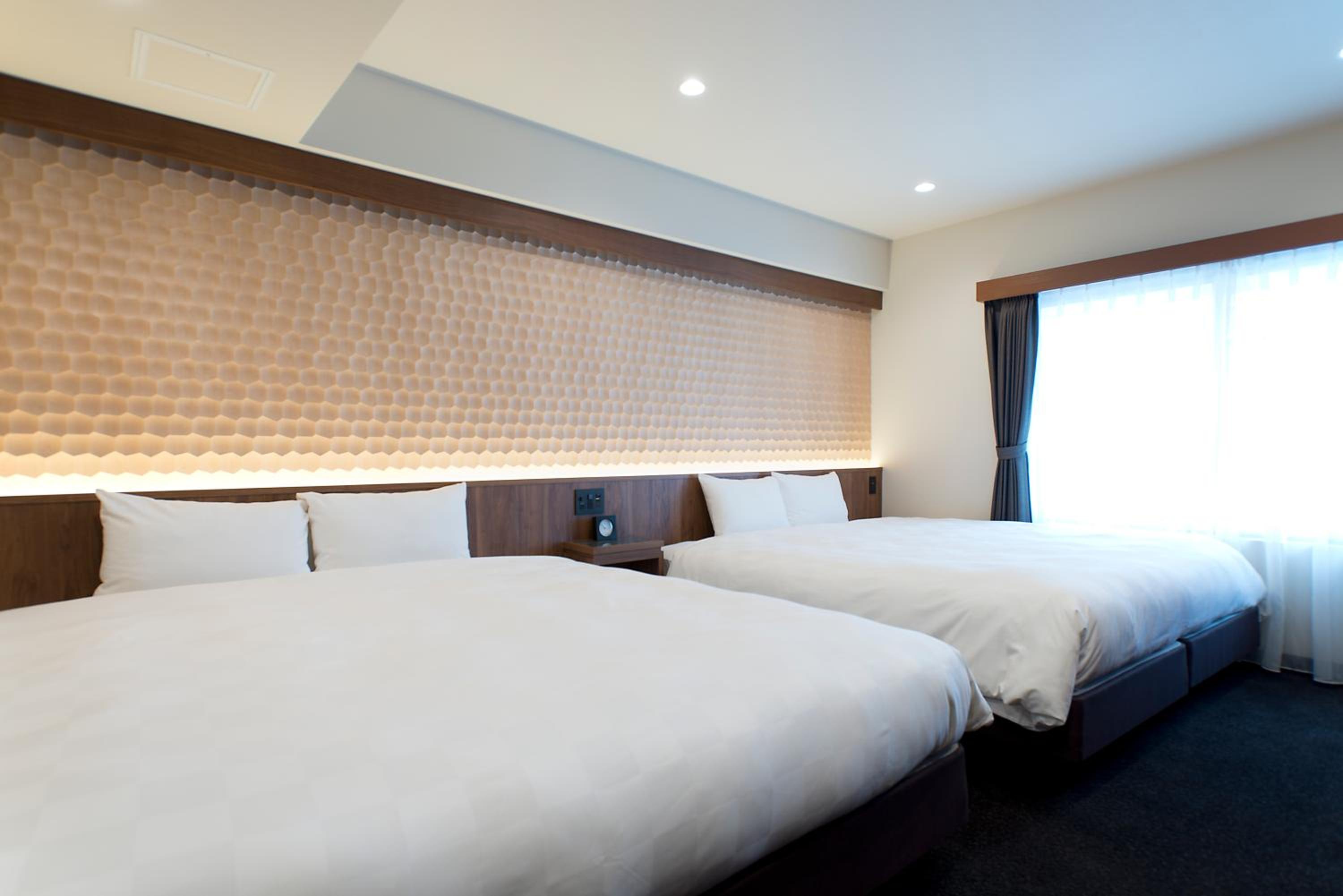 Universal, Quadruple, 2 King Beds