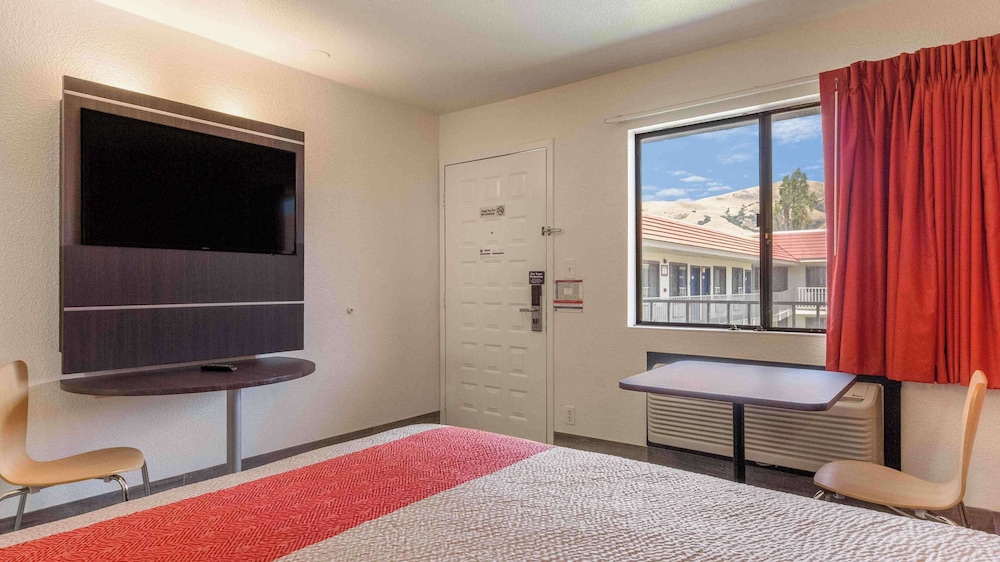 Motel6 Fremont, CA - South 35/57