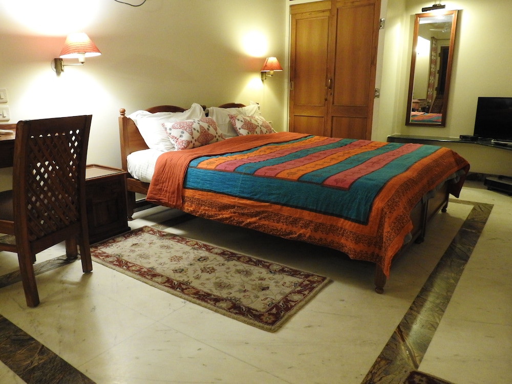 Om Niwas Suite Hotel 12/67