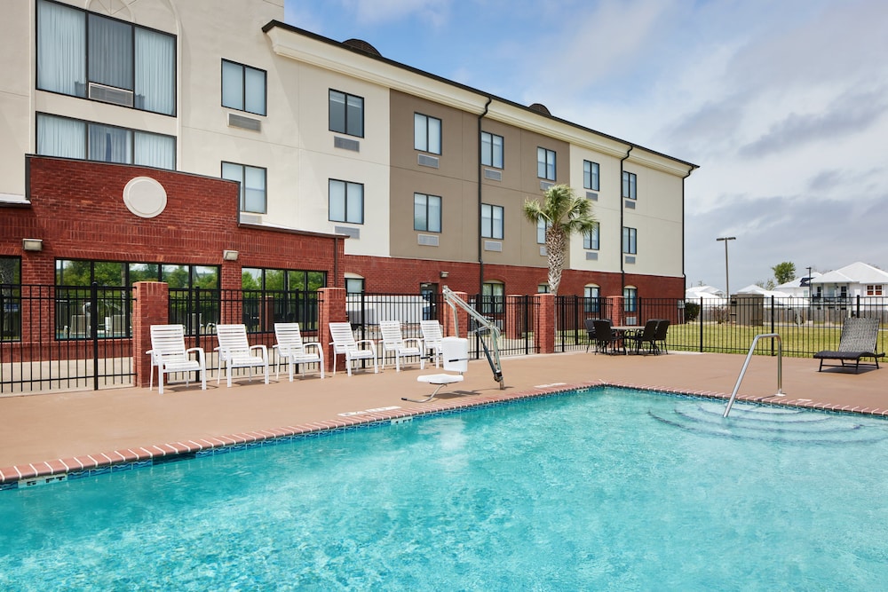 Holiday Inn Express Hotel And Suites Panama City Tyndall 2/31