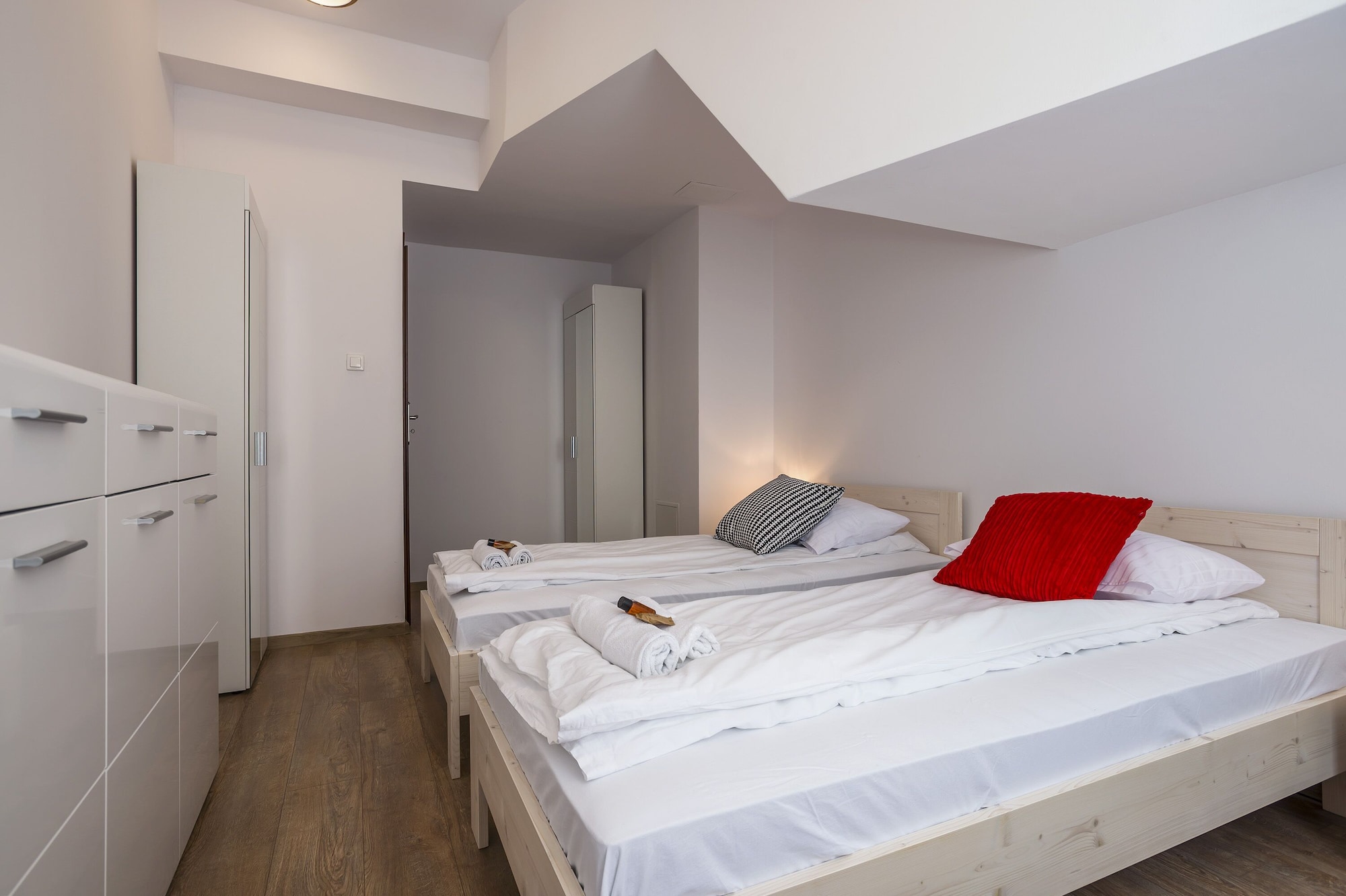2 Bedrooms, Apartment, 7 Beds