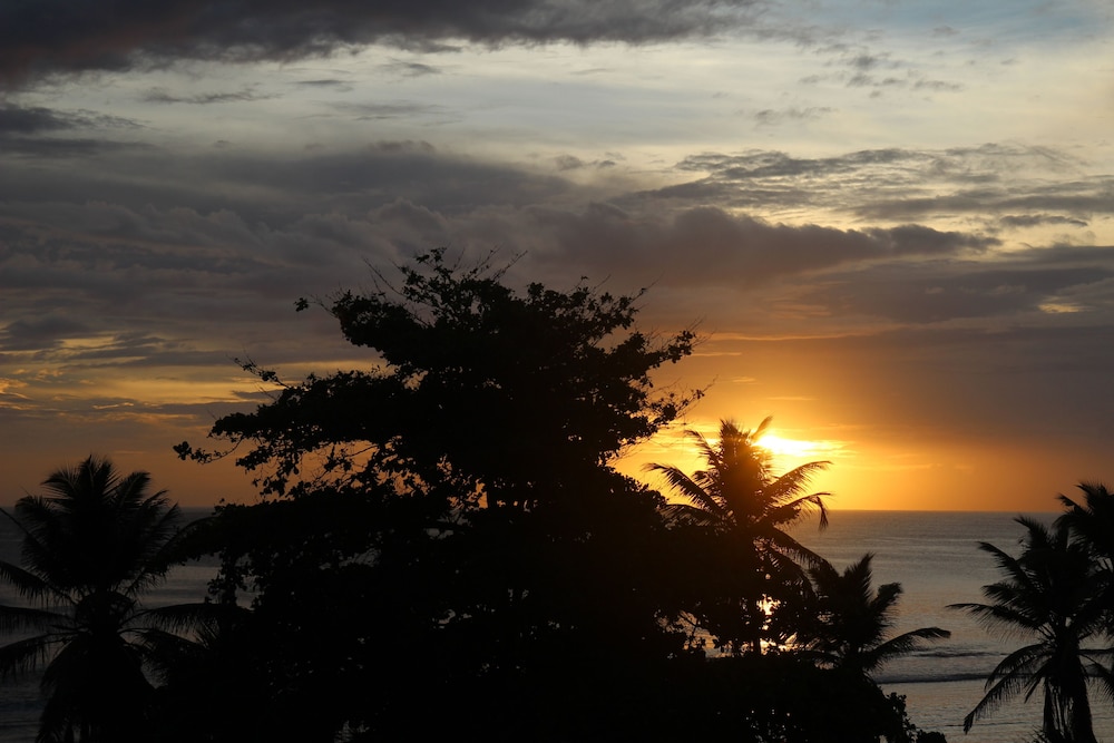 SURFERS SELF CATERING CHALETS 21/31