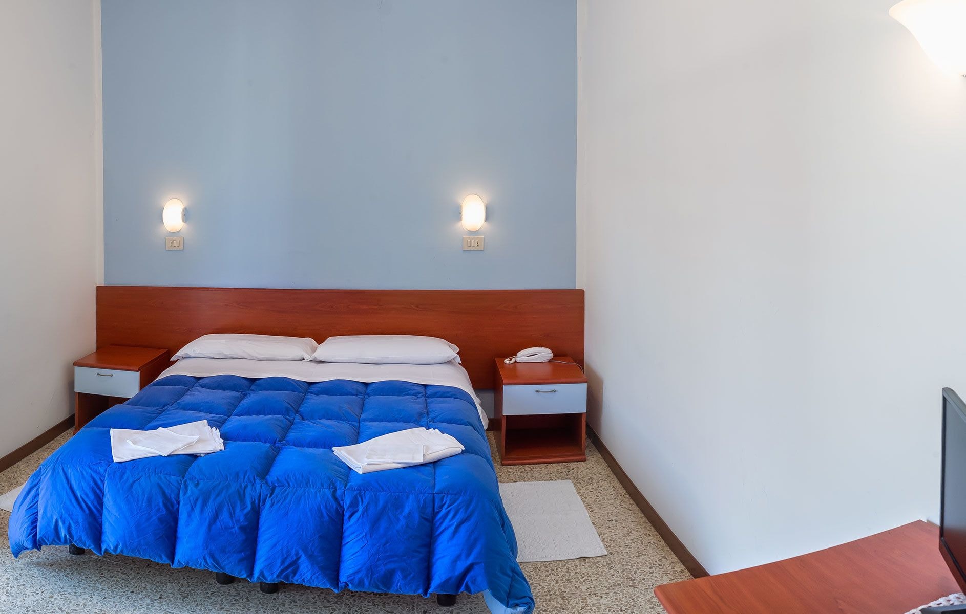 ROOM, SINGLE, DOUBLE BED