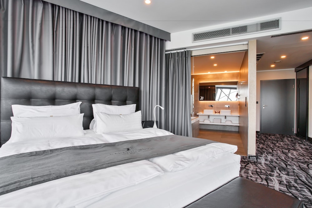 DANCING HOUSE HOTEL 32/75