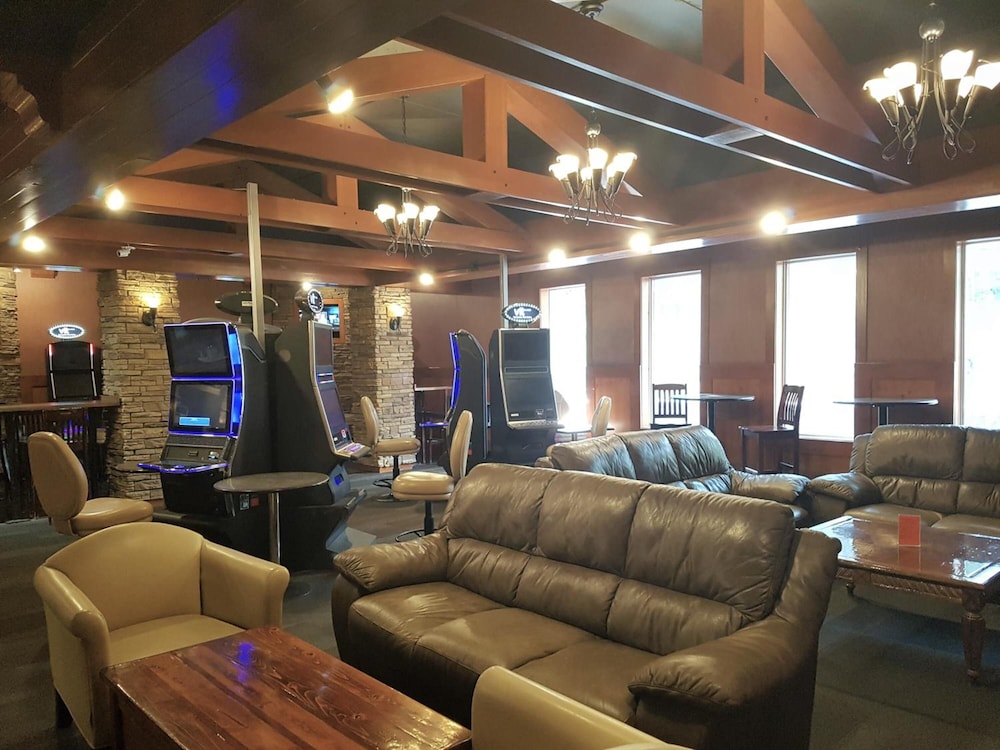 Twin Pine Inn & Suites 15/45