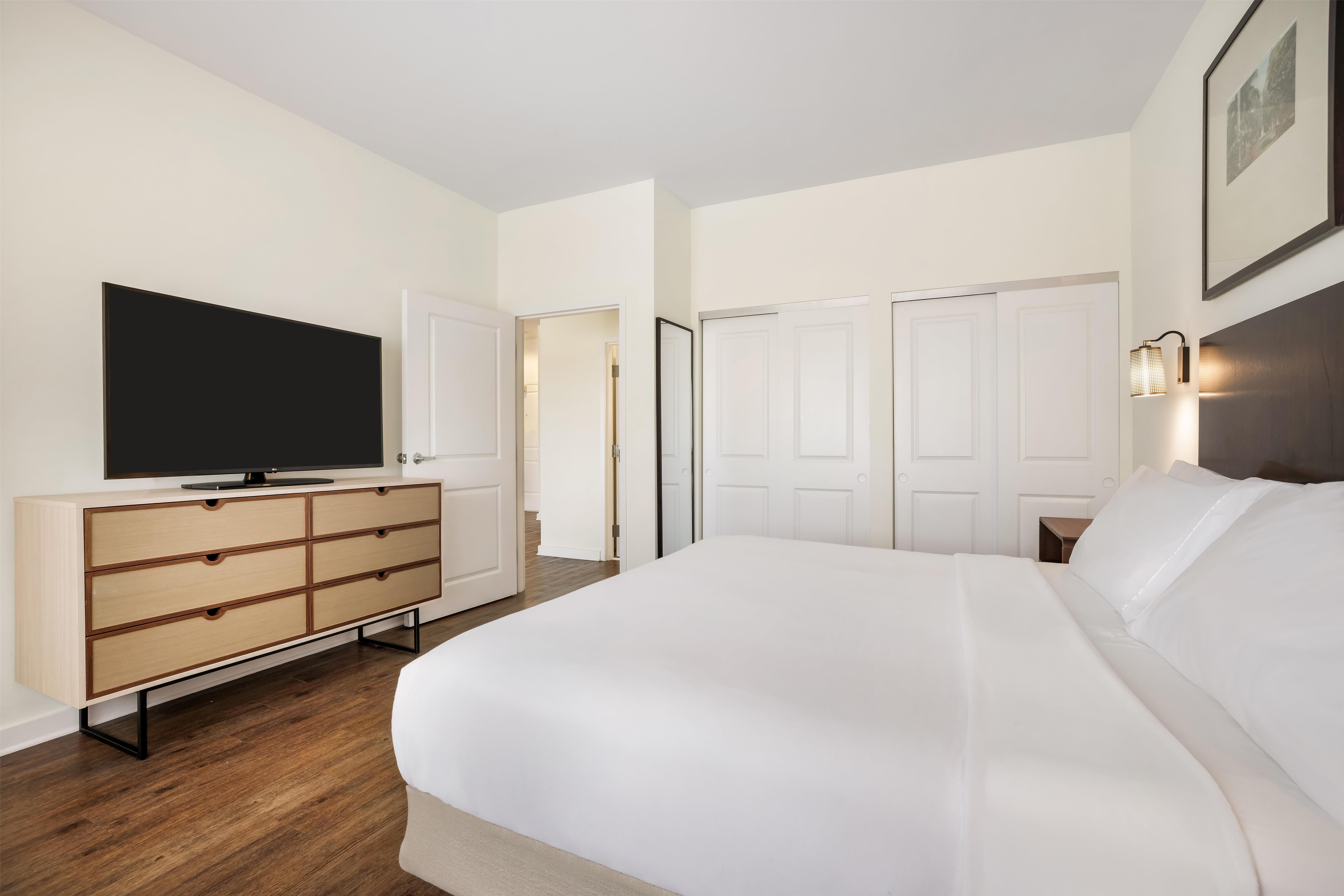 1 BEDROOM, SUITE, KING BED