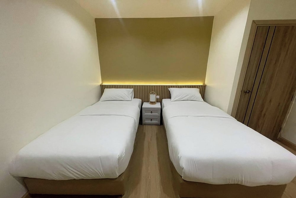 Premier, Twin Beds