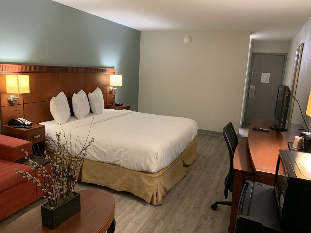 ECONO LODGE AND SUITES(Orange - TX) 8/53