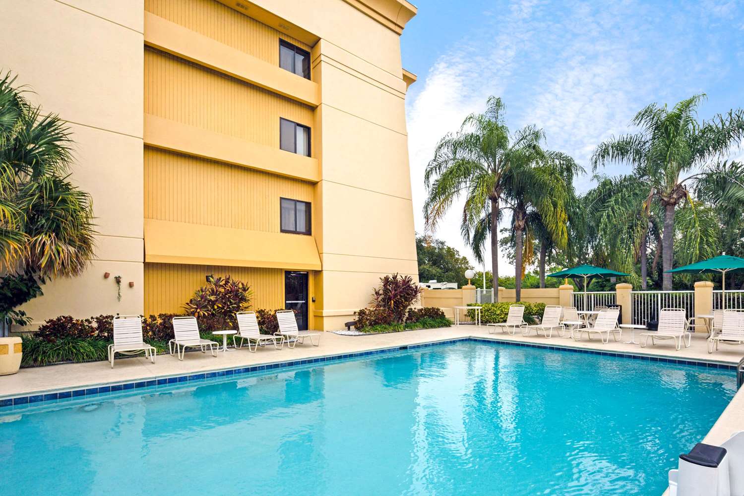La Quinta Inn & Suites by Wyndham Miami Airport East 7/52
