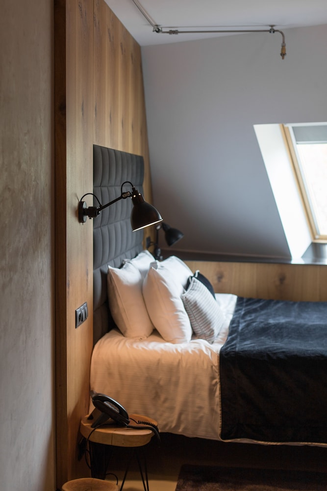 ROOM, SINGLE