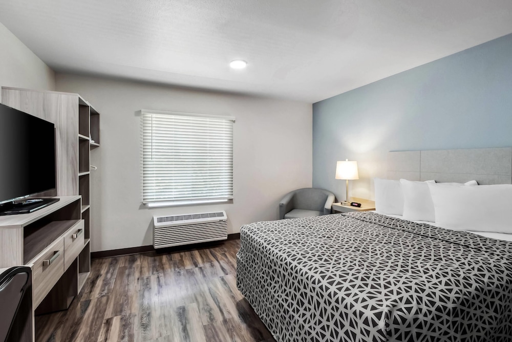 WoodSpring Suites Sumter near Shaw AFB 18/60