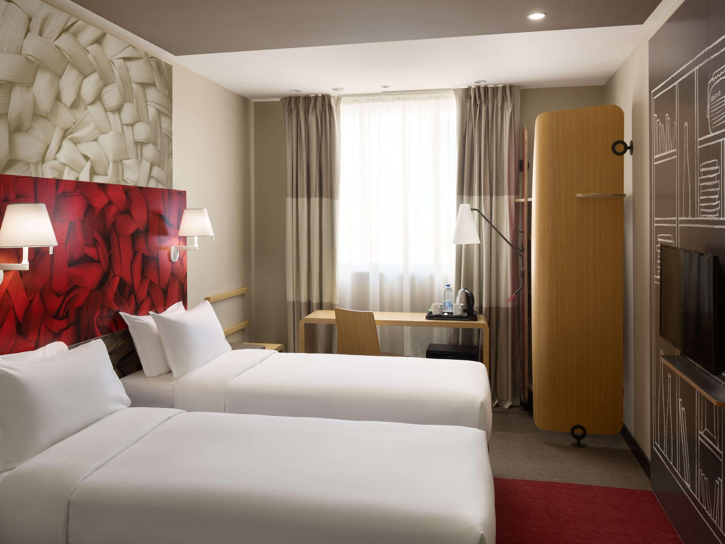 ROOM, TWIN BEDS, SKYLINE VIEW, HIGH FLOOR