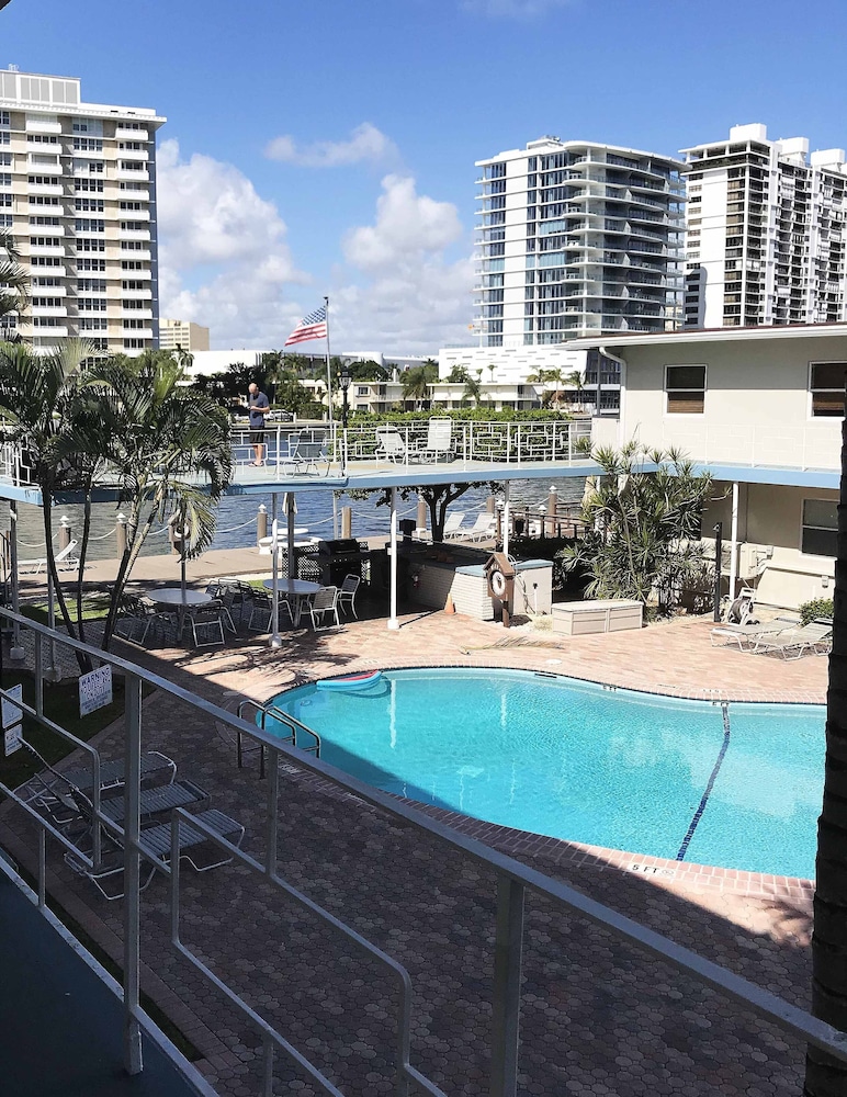 Holiday Isle Yacht Club 68/76