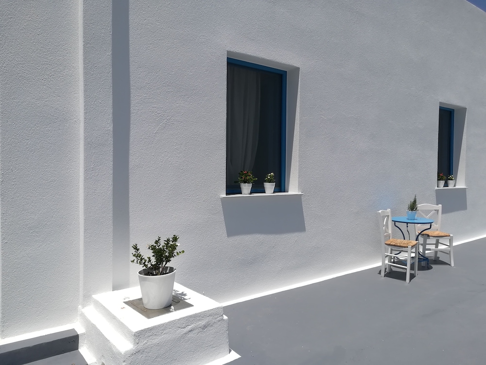 Livanios Studios 4/48