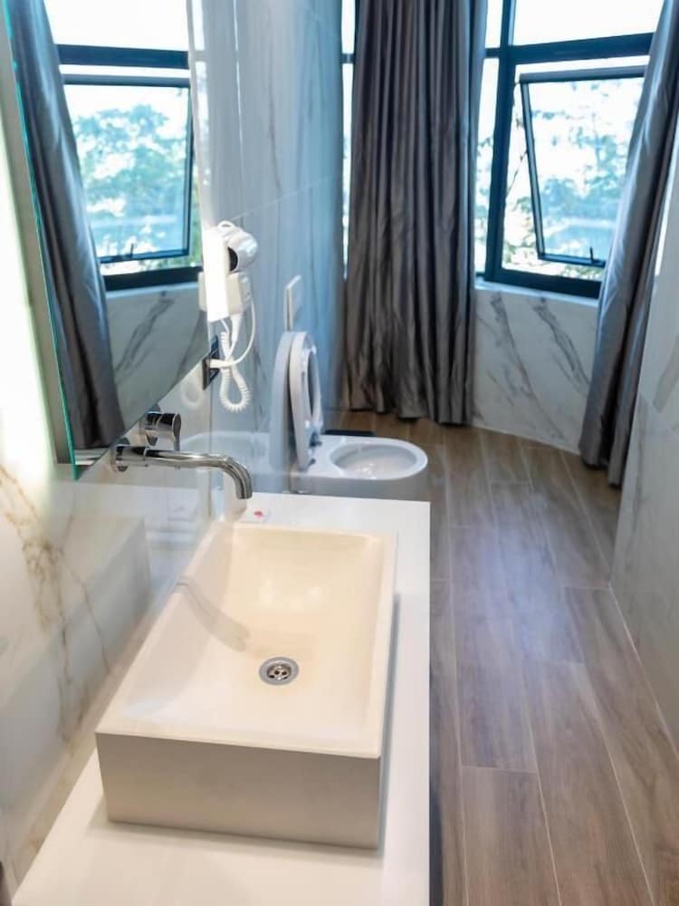 Hotel Adore 60/60