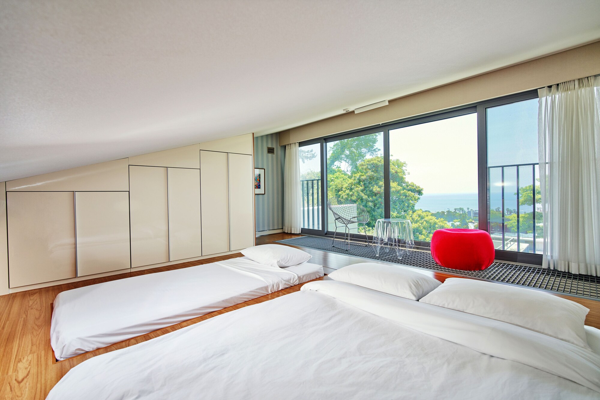 Duplex, Art, Double and Twin Beds, Kitchenette