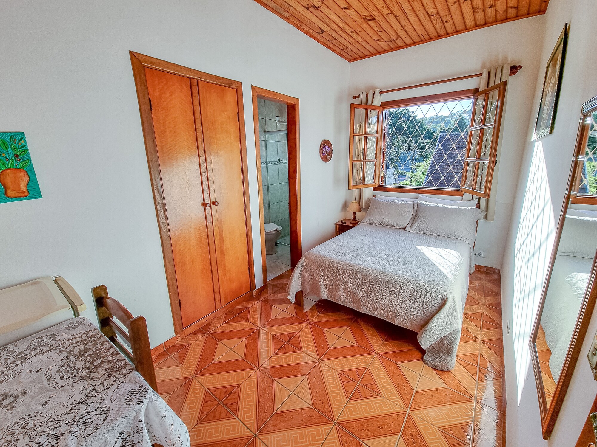 ROOM, DOUBLE BED