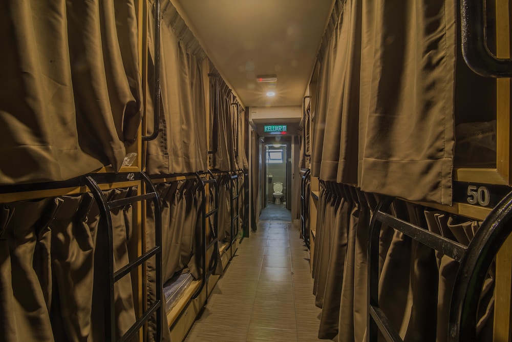 Traveller Bunker Hostel 44/45