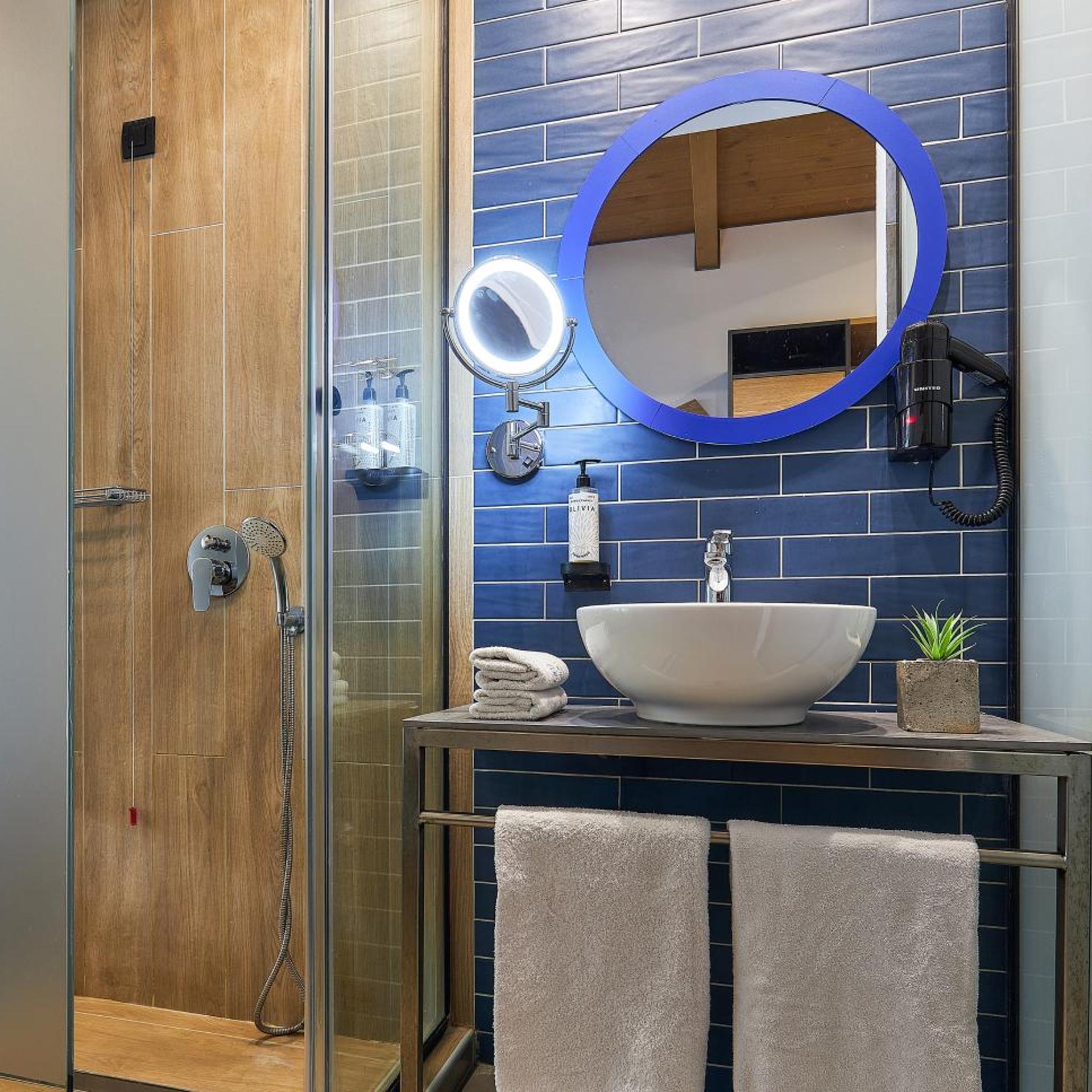 Urban, Outdoor Jetted Tub، Enorme Infinity Beach 8/8