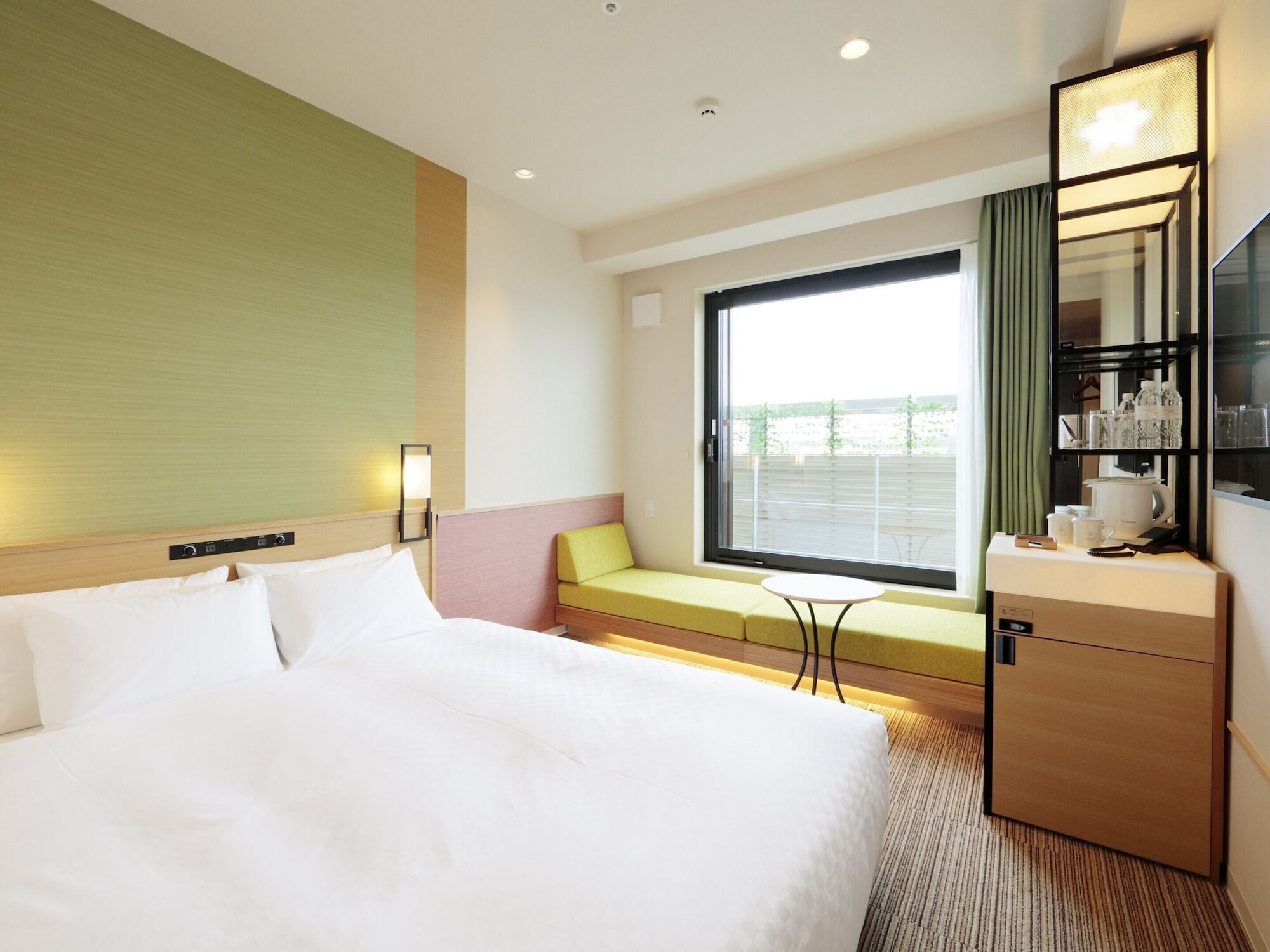 ROOM, QUEEN BED
