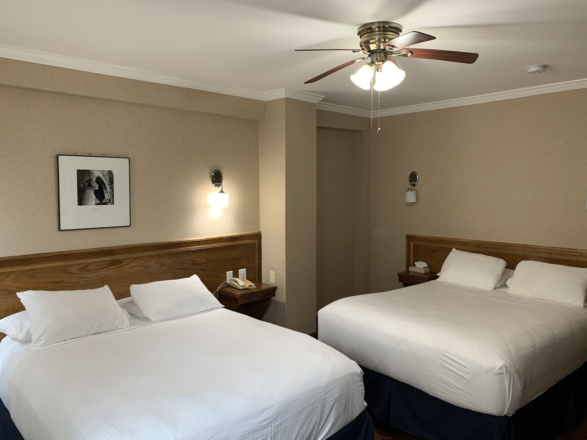 ROOM, TWIN BEDS