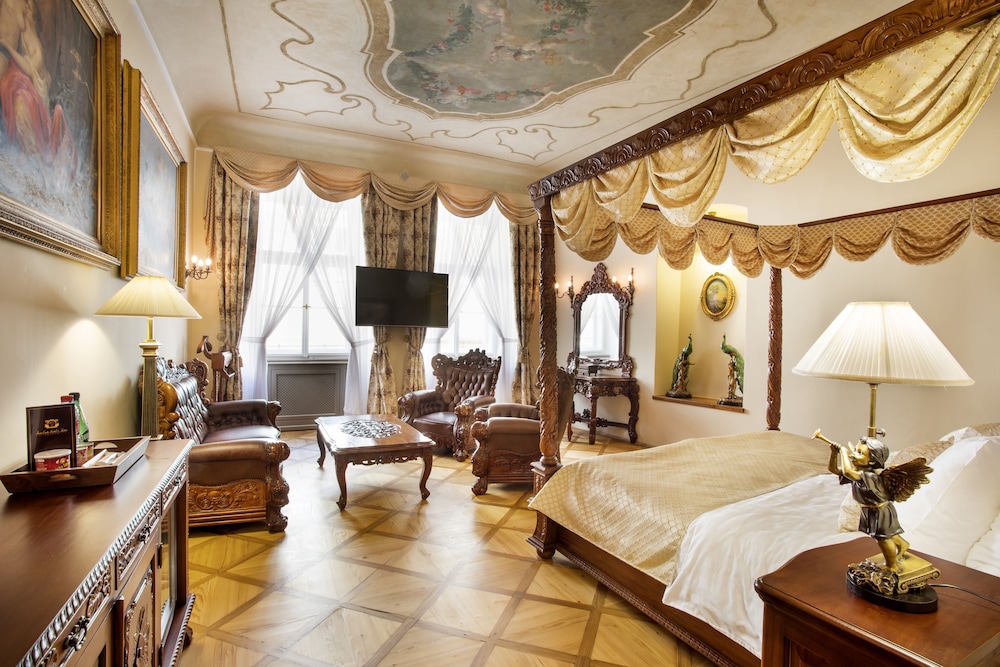 Iron Gate Hotel And Suites 39/71