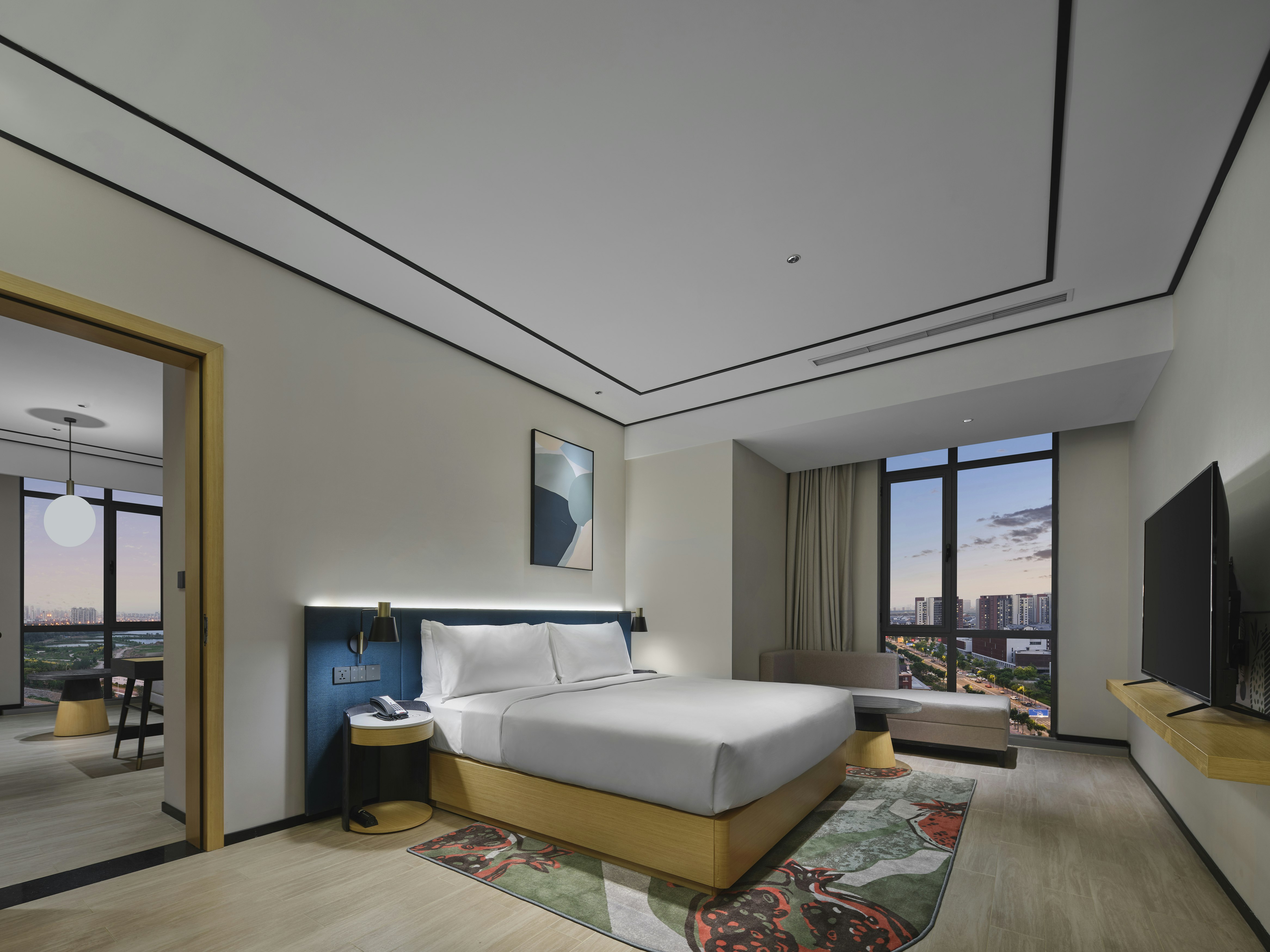 DELUXE, SUITE, KING BED