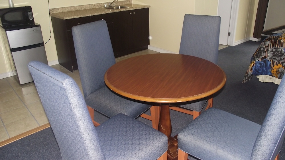 Empress Inn And Suites By the Falls 55/61