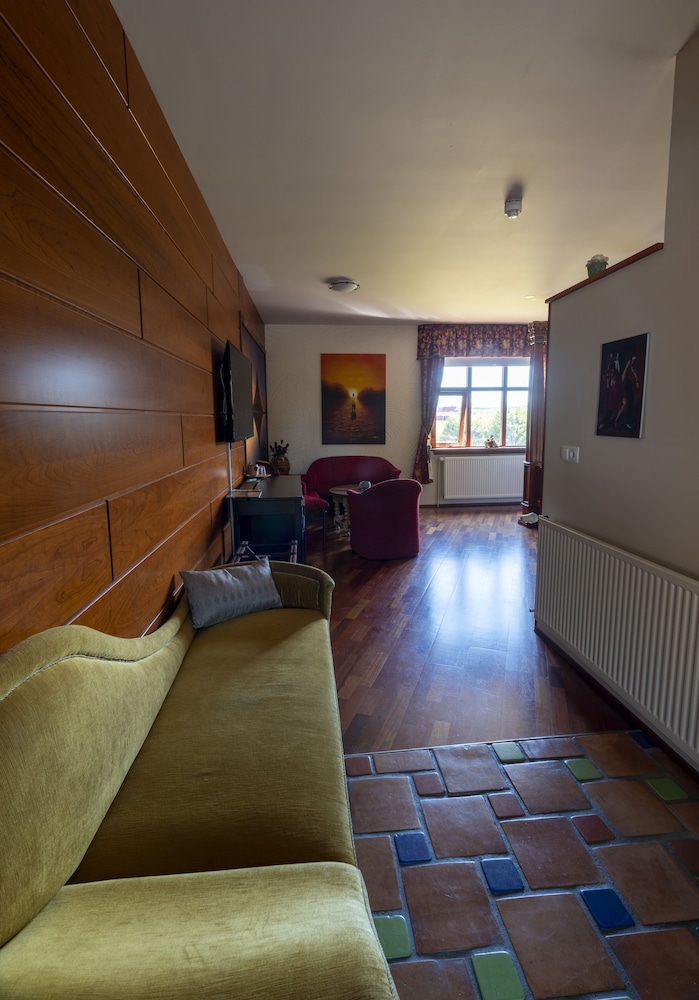 HOTEL KRIUNES 58/83
