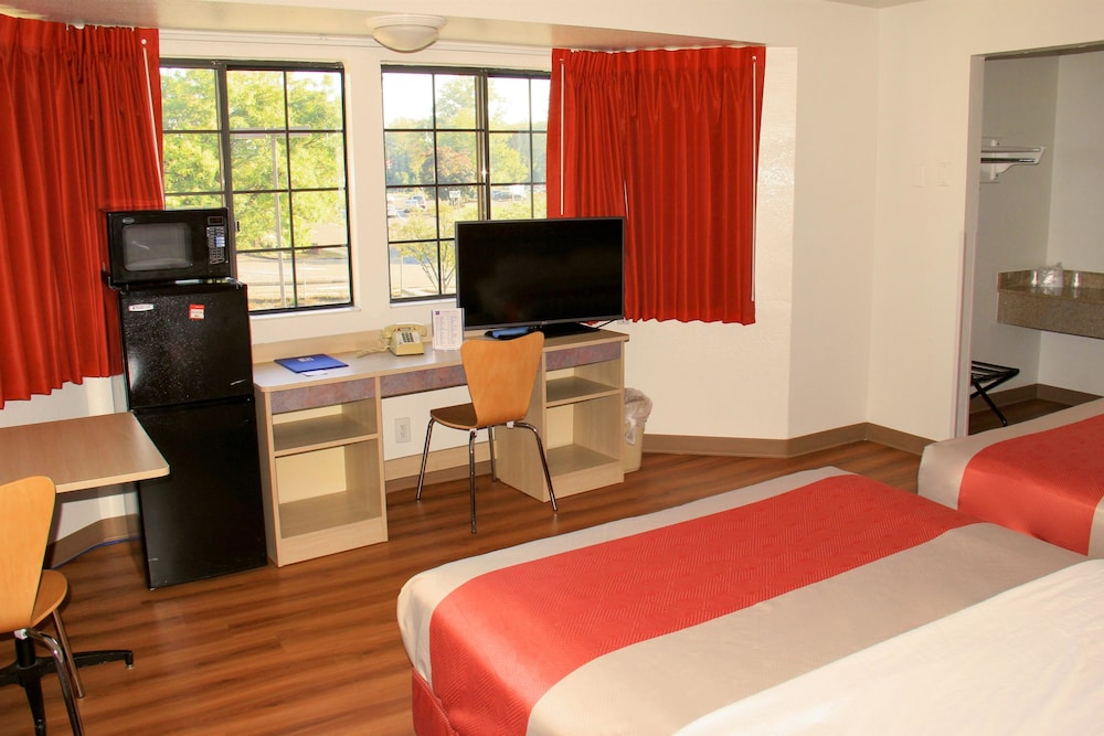 Motel6 Enfield, CT - Hartford 46/57