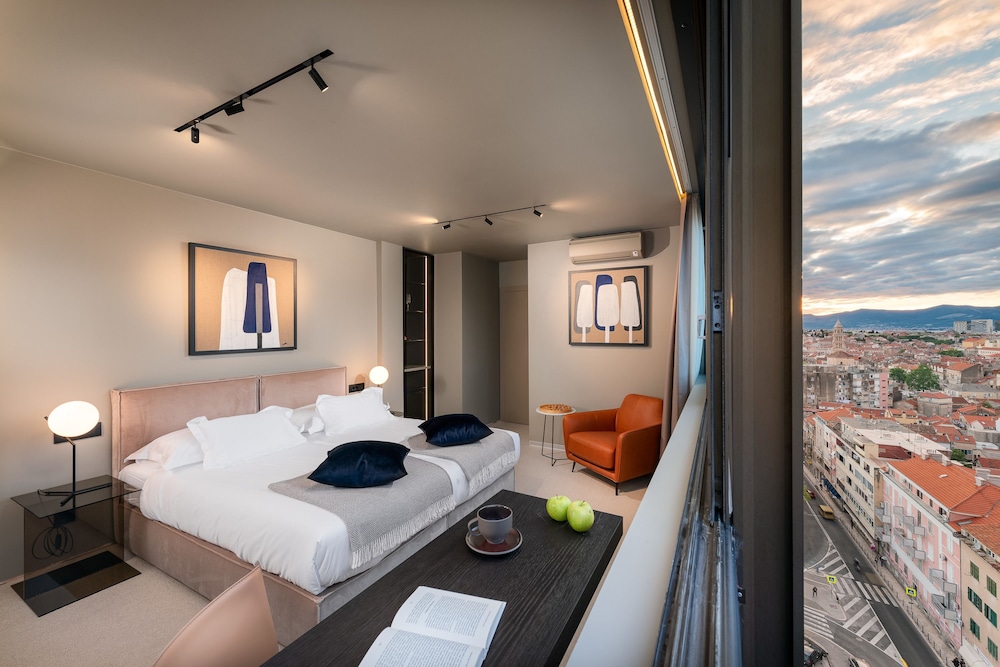 Hotel Royal Suites 34/73