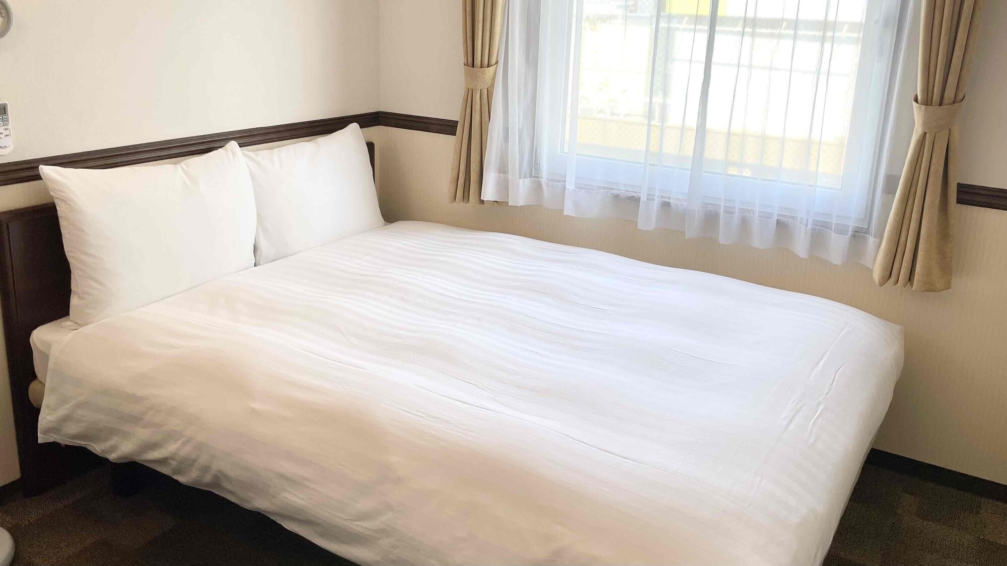 ECONOMY, DOUBLE BED, SMOKING