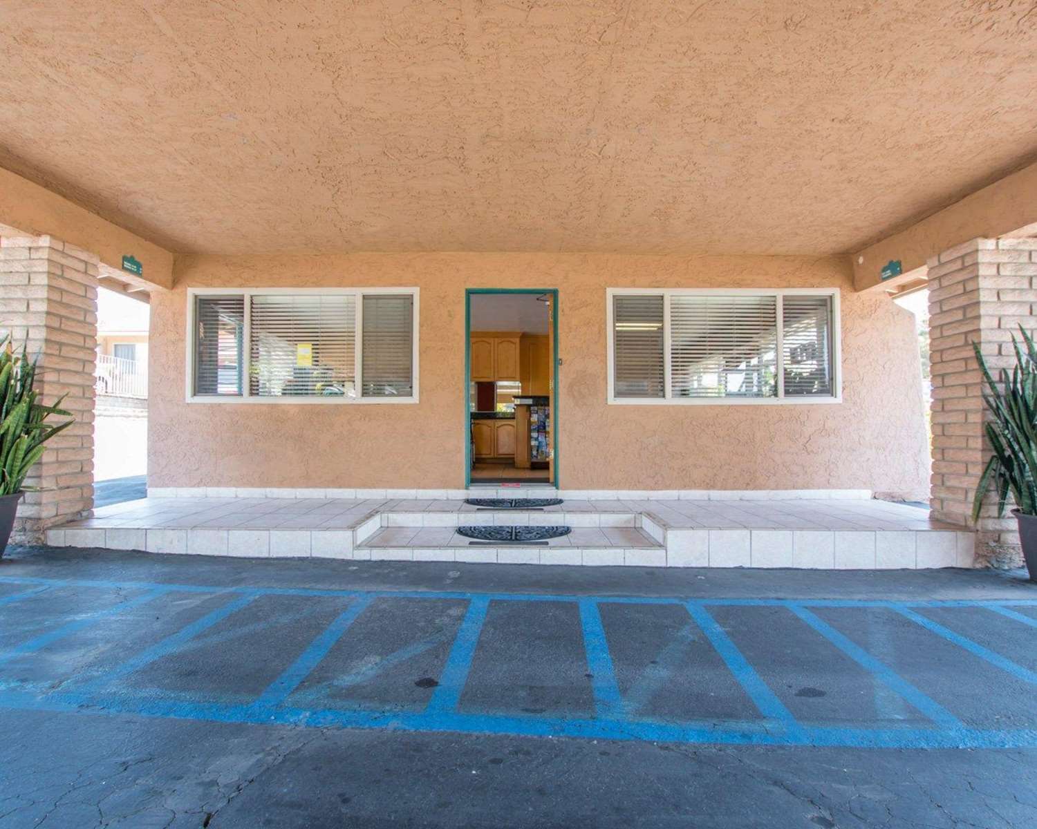 Rodeway Inn Fallbrook Downtown 20/28