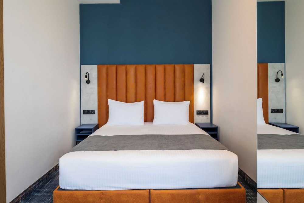 2 Bedrooms, Family Suite, 1 Queen and 1 Single Bed, Forest View