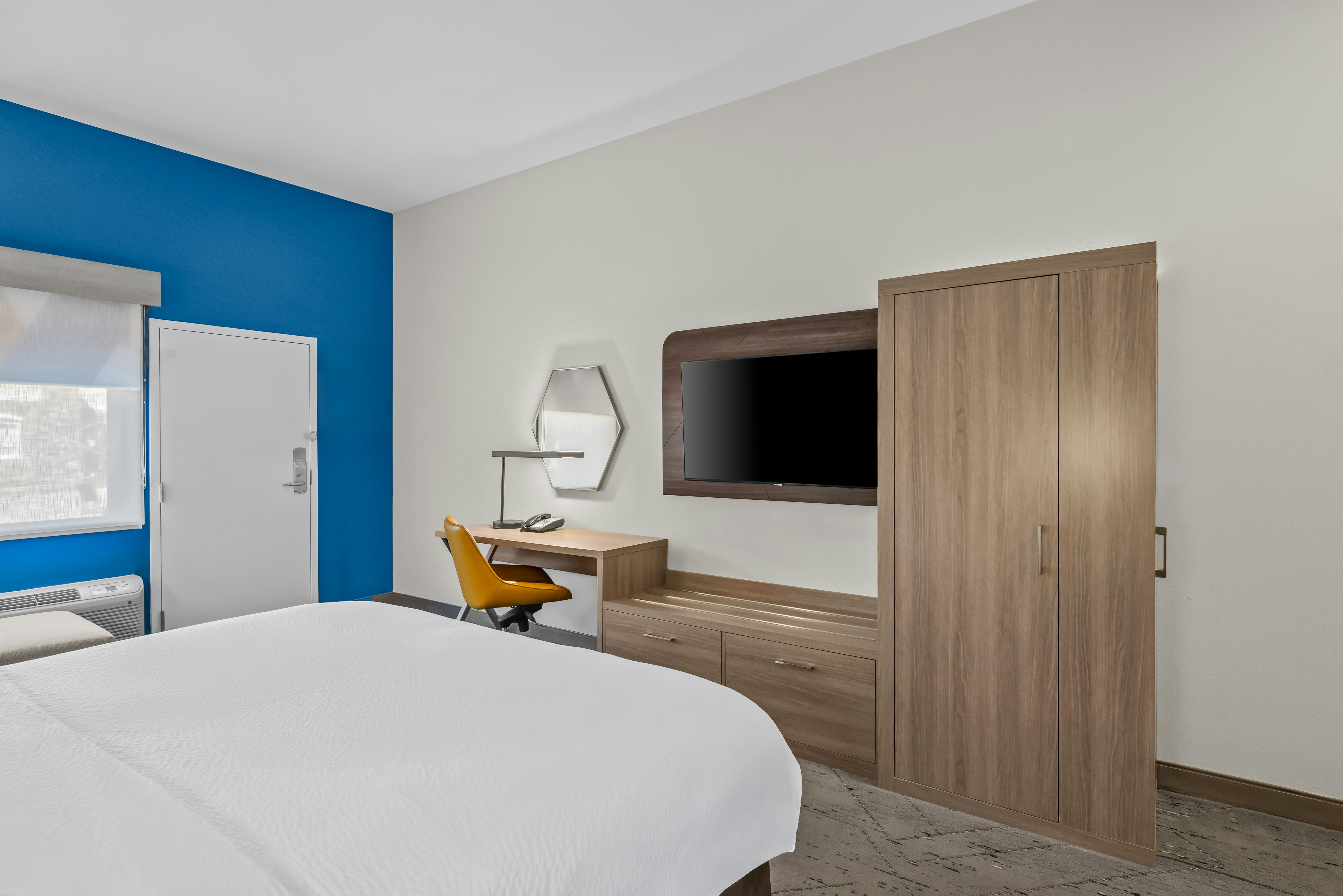 Room, King Bed, Pool Side