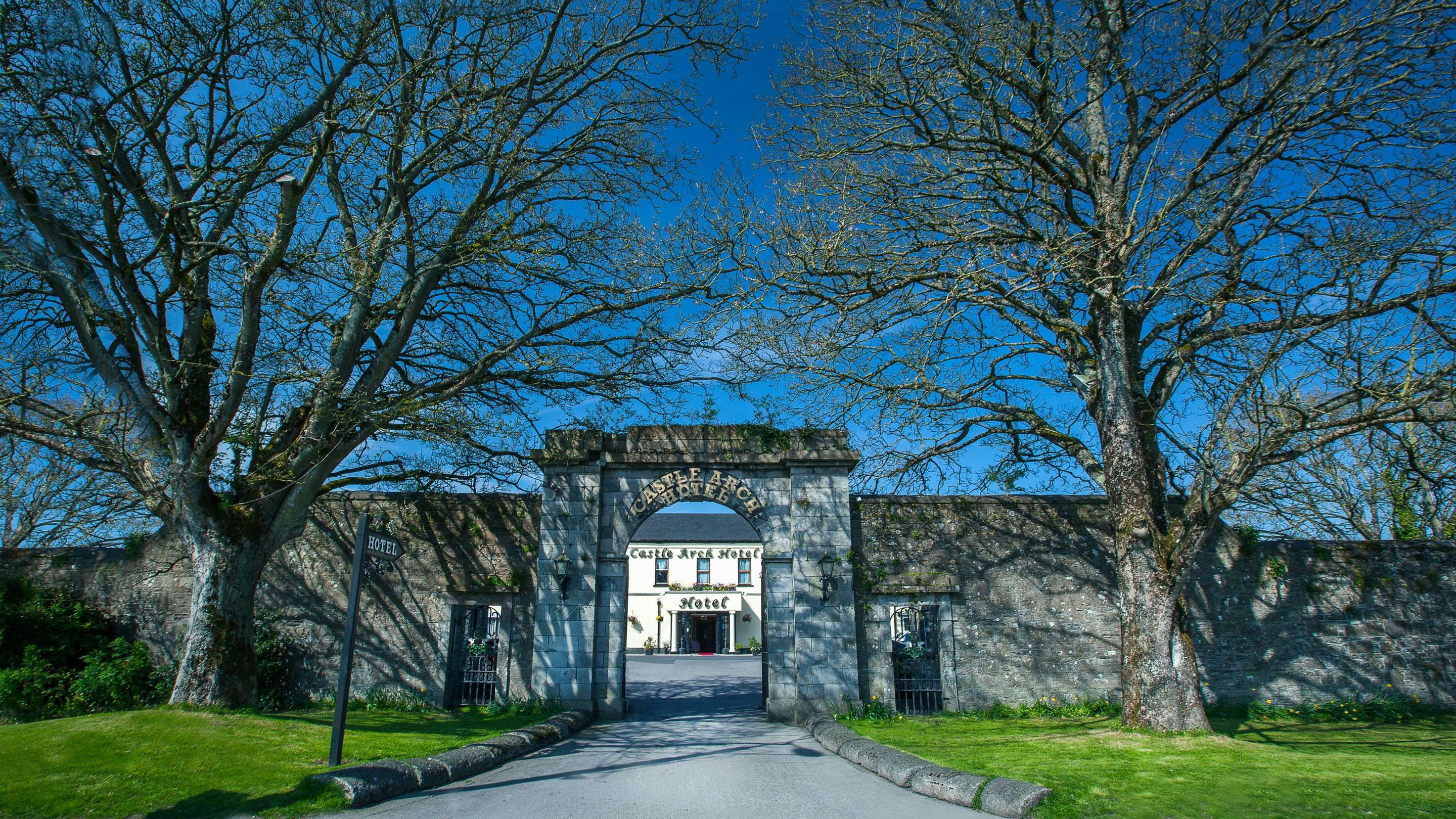 CASTLE ARCH HOTEL 46/47