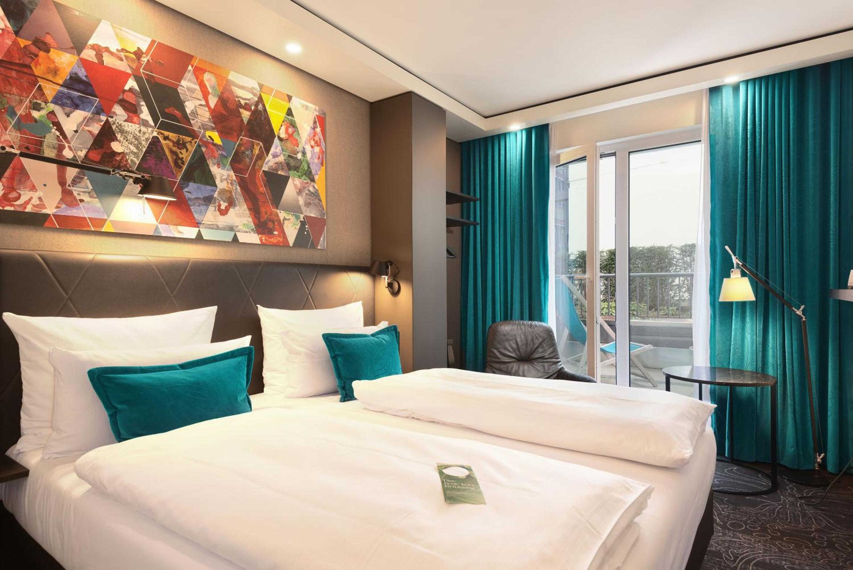 غرفة قياسية بسرير مزدوج بشرفة، Hotel Motel One Frankfurt-Romer 2/4
