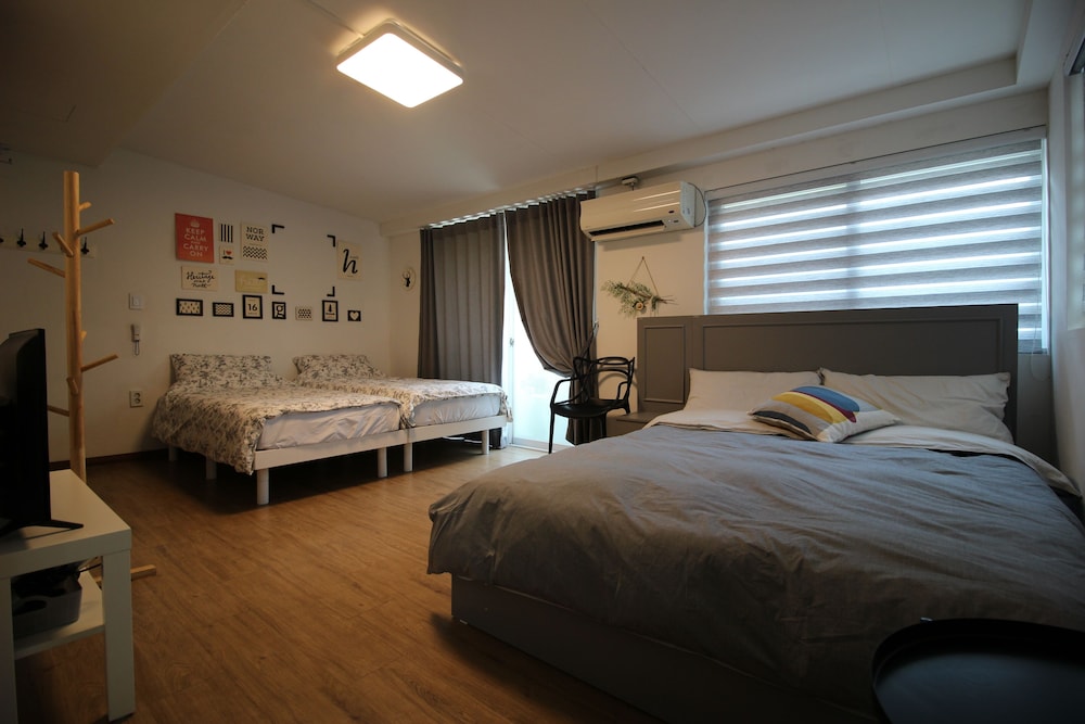 Bunk Guest House - Hostel 24/72