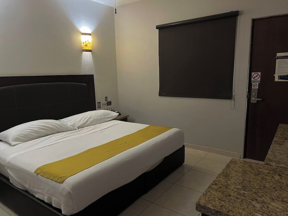 EXECUTIVE, KING BED