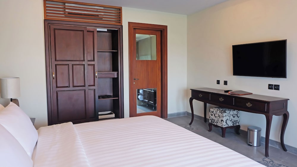 SUITE, DOUBLE BED, POOL VIEW