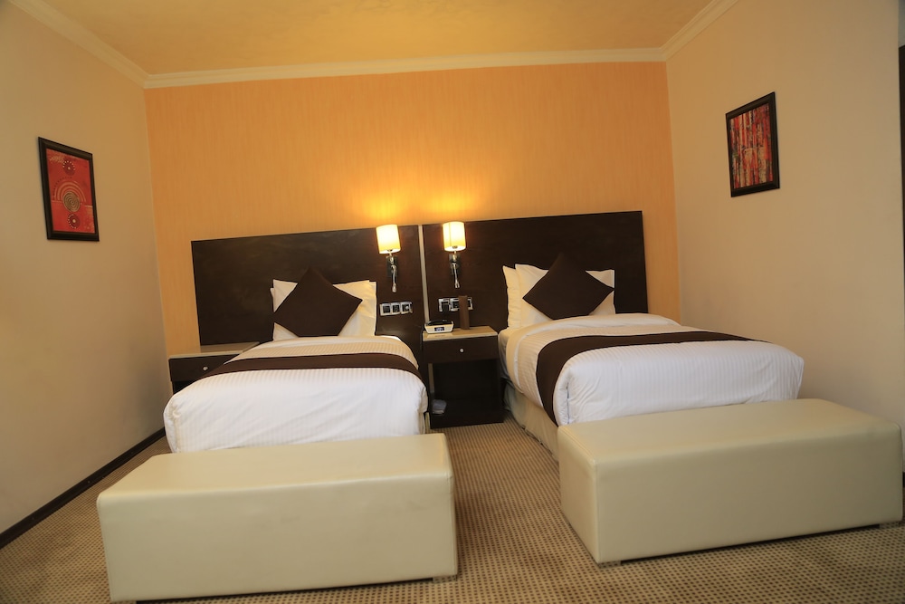ROOM, TWIN BEDS